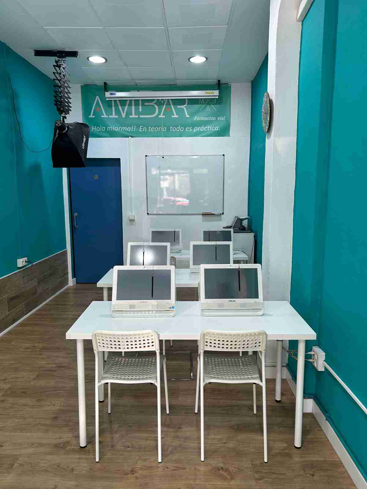 Fotos de Ámbar Formación Vial, Banco Santander, 19, Avenida de la Reina Mercedes, Sector Sur-La Palmera-Reina Mercedes, Distrito Bellavista-La Palmera, Sevilla, Andalucía, 41012, España