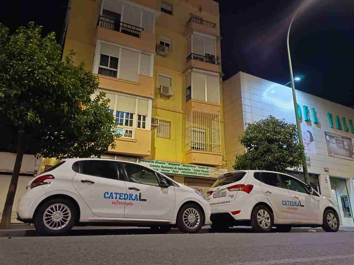 Fotos de Autoescuela CatedraL, Avenida Pino Montano (San Felipe Neri), Avenida de Pino Montano, Santa Justa y Rufina-Parque de Miraflores, Distrito Macarena, Sevilla, Andalucía, 41008, España